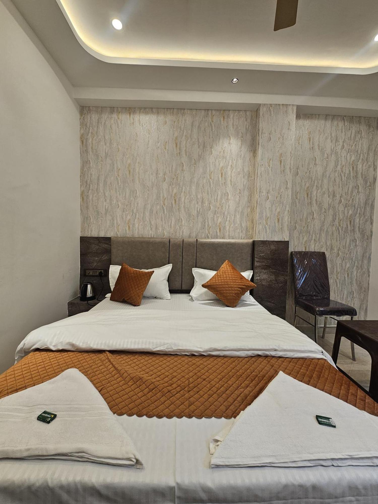 Hotel Mm Grand à Bénarès Extérieur photo