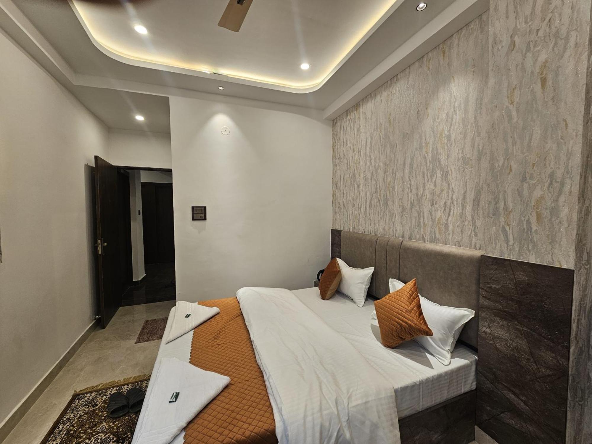 Hotel Mm Grand à Bénarès Extérieur photo
