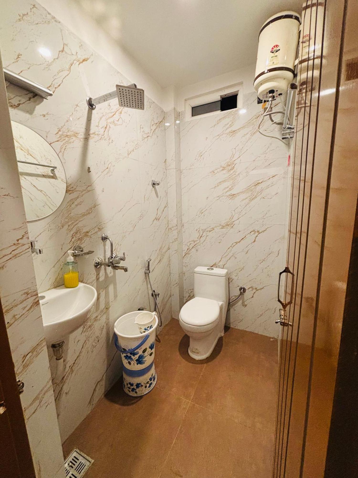 Hotel Mm Grand à Bénarès Extérieur photo